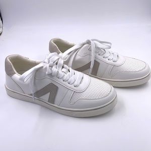 MIA sneaker size 10